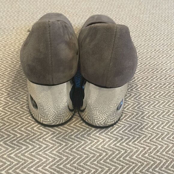 Halston Krista Block Style Silver Leather Laquer Pumps Size 7 - Picture 3 of 7